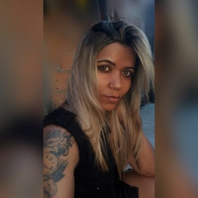 Tem palavras que são como cacos de vidro as vezes a gente prefere engolir e se cortar por dentro do que colocar pra fora e ferir alguém..😓
