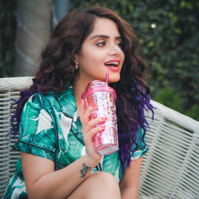 Beauty & Fashion Blogger from Delhi. Scatterbrain, Makeupholic, Serial Hugger, Ardent Foodie.