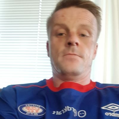 Elsker Vål'Enga!! Pappa til to jenter. Samboer. Faglært kokk. Fotballtrener for jenter 2010.