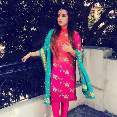 SparkleVibes's profile picture. Music lover 💕 Contest Enthusiast 💫 Workaholic 🌛 Singer 🧁 Fashionista ✨