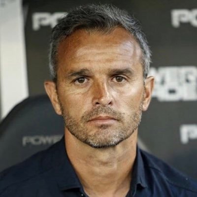 Ex jug. River Plate, Huracán, Huracán TA, Platense (ARG), Atlas FC, Veracruz, San Luis, Coyotes Son. (MEX). Director técnico de Futbol, casado, 50 años.