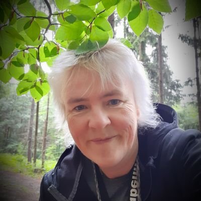 schreibt mit dem Großrechner GOTT, steht vor dem Vorhang, was ihr Matrix nennt. Das Sehen kostet den inneren Frieden, bringt ihn später wieder. ALLES IST EINS