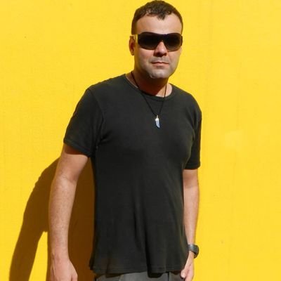 Nascido no RJ e criado em SP, administrador de empresas.
Vícios: música, cinema, literatura, games e política.