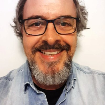 Jornalista, mestre (ECA-USP), professor, espírita, esquerda e apaixonado por cinema, teatro, música, poesia, literatura, democracia, solidariedade e justiça.