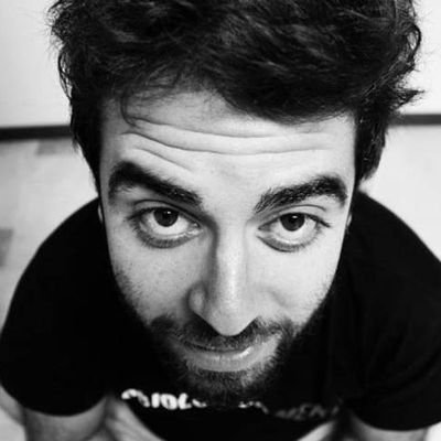 E brindo, a chi è come me, al bar della rabbia. E più bevo e più sete me vien', sti bicchieri son pieni di sabbia.