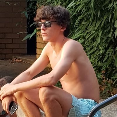 nunca entendi o que é suposto escrever aqui, talvez o objetivo seja apenas divagar e fazer com que a pessoa que está a ler isto perca o seu tempo