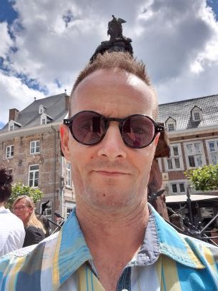 Dave Mansiny is een ZANGER die 3/4e Variabel i/h NEDERLANDS & 1/4e Anders talig ZINGT. I. & B. as11799davemansiny@gmail.com ook FB & Gsm/WhatsApp +32497271598.