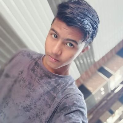 लम्हें तो वो होतें है जब इंसान कुछ नहीं होता....
और जब कुछ होता है तो दुनिया उसे चूमने आती है...
❣️