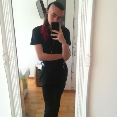 (pronoun indifferent) // (bi)tch // Tweet/dice goblin