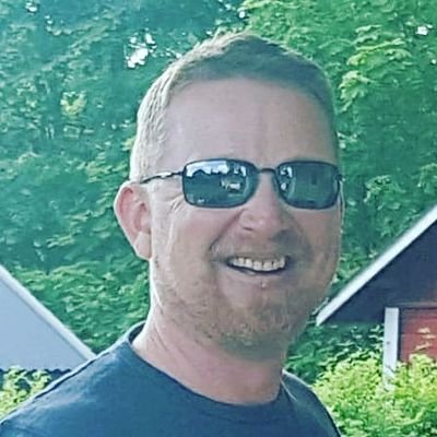 Yrittäjä. Kiekko ja golf kiinnostaa. Jälkimmäinen intohimo.
Twiittaa mitä sattuu, mutta ilman kipua.
Tuskin seuraisin.
