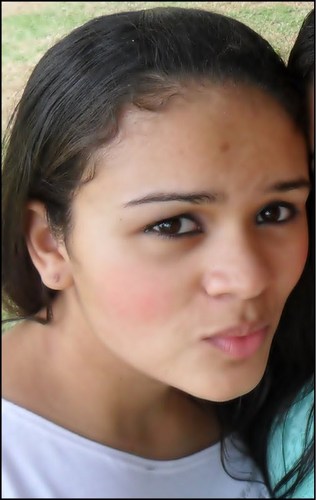 éн . .
αquelα meniiniinнaa cresceu '
αmαdureceu e αprendeu α ver o mundo