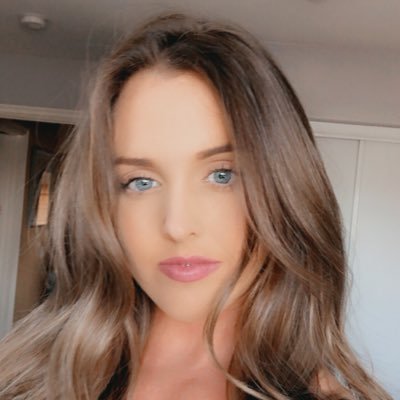 DMellbss_'s profile picture. these heelys aren’t fast enough!!