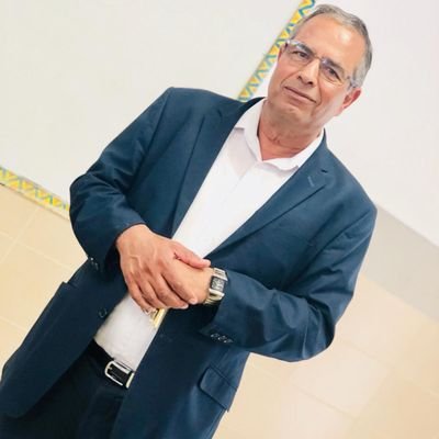 أنا استاذ ومحامي