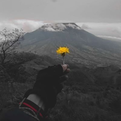 Gak pandai bikin bio. Karna hidupku tak serumit benang kusut