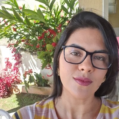 Viver.
Amar.
Ser intensa.
E, principalmente, não reclamar!
Me preocupo em agradecer pelo sou, e por tudo o que tenho!
E o restante deixo com Deus.