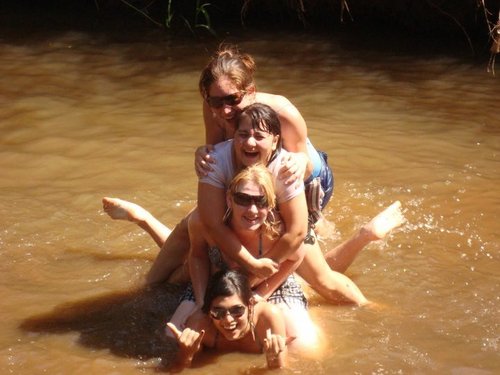 Charlatana, soñadora, inquieta e idealista.. Amo a mi familia, a los perrunos, el Derecho, mis principios y mi fe..