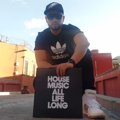 Dj and collector of vinyl records born in the city of Mexico, which collects the rhythms of house music, disco, nu disco, post disco, rare disco, funk, soul, hi