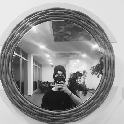 MakAavEli___'s profile picture. alone with my headphone