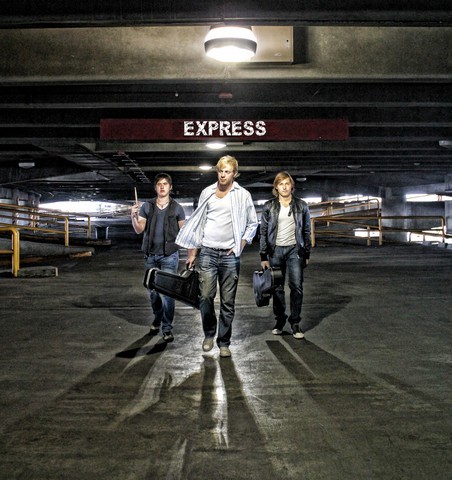 Express una nueva propuesta musical regia la cual intenta sobresalir en el Pop/Rock mexicano. Arturo: @ArturoGuitar, Gianluca: @Much9, Mauricio: @MRend0n