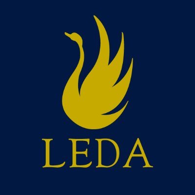 箔押しならLEDA［レダ］にお任せください。全面箔押しの名刺、ポストカード、アクセサリー台紙などを極少部数からご依頼可能です。 クリエイター様にとって特別な商品になるよう、1枚1枚心を込めて制作いたします。