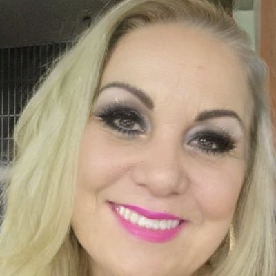 Esposa, mãe, avó, terrivelmente cristã, direita conservadora, apaixonada pelo Senhor Jesus.