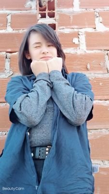 hola me llamo ernesto
tengo 14 años me gusta el kpop soy homosexual espero llevarme bien con todos y mi estatura es 1.68cm