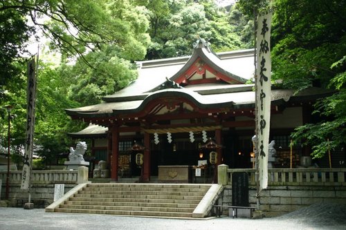 古来より来福･成就の神として全国各地より崇敬を集めています。境内にそびえたつ樹齢2000年以上の御神木「大楠 おおくす」は国指定天然記念物に選定され、幹周り24ｍあることから本州１位の巨樹の認定を受けています。幹の周りを回ると寿命が延び、健康と成る伝説から、国内屈指のパワースポットとして数多く紹介されております。