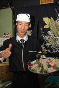 고객은항상 정당하다!
Guest is always right !
우리는 가족 그이상입니다.  -스시마니아-
일식요리를 사랑하고 노력하는 25년을 한길만바라고고 달려온 일식 요리사 입니다.