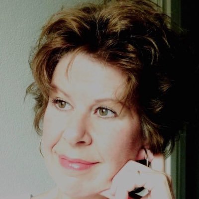 Docent Nederlands, geeft bijles aan minder draagkrachtigen. Doet haar best te focussen op overgave en dankbaarheid. Verder is niks menselijks haar vreemd.