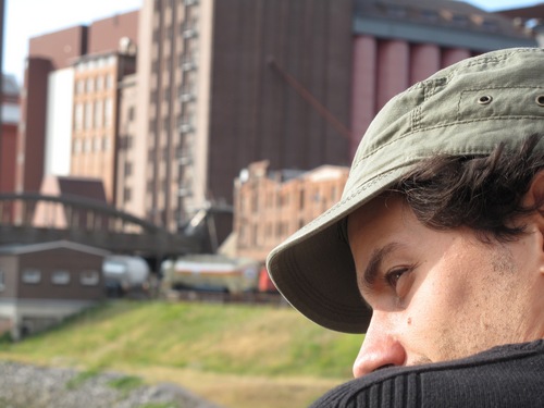 De todo un poco: pianista, arreglista, cantante, compositor, multi-instrumentista, director, comediante