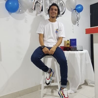 Cierra Los Ojos Y Dale A Dios Las Gracias Por Todo....