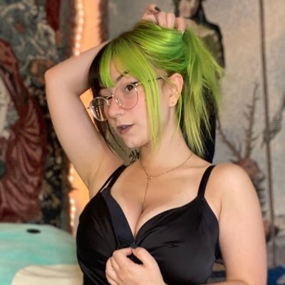 I’m Goth Egg and I’m 4’10” https://t.co/4gUBkdZG93