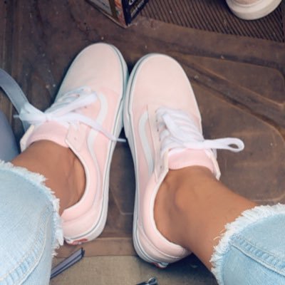 dezziedowner's profile picture. Spongebob is life. Vans are cool. productivity is an essential part of living. quality of life. The world needs more pastel colors. straight non-fiction