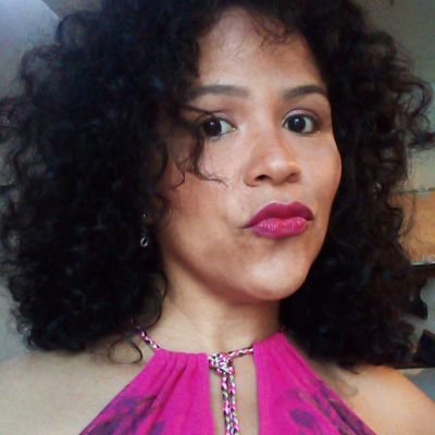 ¡Hola! Soy Adriana Navas, entusiasta, romántica, adicta a compartir ideas. Estoy emprendiendo en Marketing de Contenidos conectando Marcas con Clientes 😉