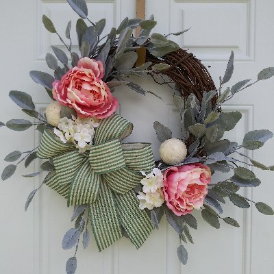 Hello- Im Johnny and I create #wreaths , #doorhangers, #holidaywreaths, #homedecor and more! #instagram https://t.co/RBEfu2Mmw1…