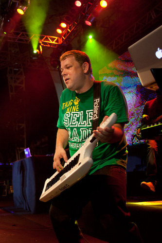 Produtor Musical atuando em conjunto com Dennis Dj no mercado musical, produzindo artistas de sucesso. Msn:Produtorvictorjunior@hotmail.com