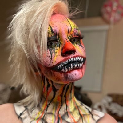 Licensed cosmetologist ✨ Certified mua/sfx/body paint ✨ Go follow my makeup/hair insta @colorfulfxcreations 😊 check out my portfolio! 👇🏻👇🏻