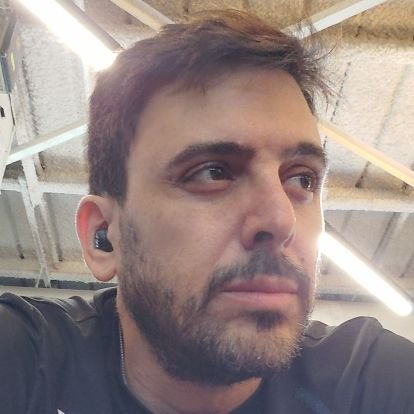 מייסד ומנהל את בית ההשקעות יתרונות פיננסיים. המייסד והיו