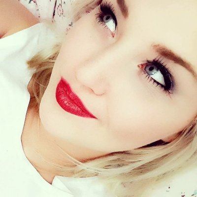 Née en même temps qu'internet, j'aime l'échange, le partage. Je suis engagée et insoumise. L'anthropologie est mon grand amour, la philo ma meilleure amie.