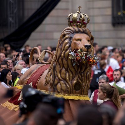 Coronat i solemne, des del 1424 passeja per Barcelona. Si li llanceu una moneda a la boca, dins seu sona una campaneta i balla dolçament!