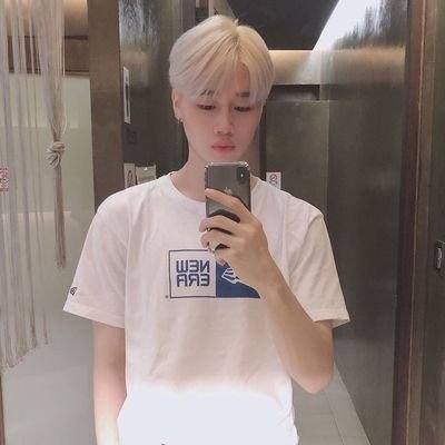 Oi sou fanática por kpop e cultura coreana 🇰🇷 gosto de gatos 🐱 comer 🍔 e dormir 😴 coisas que todos adolescentes gostam. Bem espero ser sua amiga um Bezoo💋
