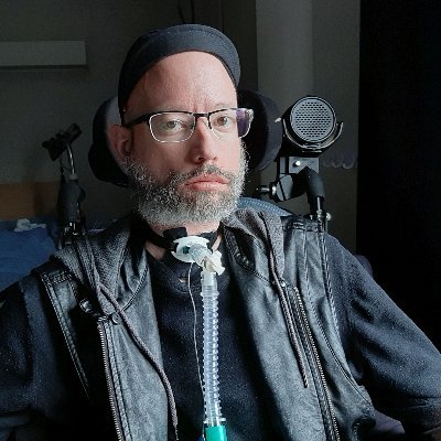 Activiste et défenseur des droits des personnes handicapées. Expert en solutions novatrices pour permettre à tous de vivre dans la communauté au lieu des CHSLD.