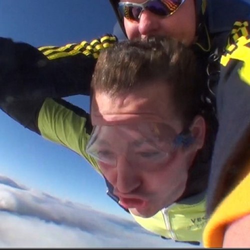 Hello Twitterville!  I'm Gary Holm. My goal was to lose a ton of weight so I could skydive on my 33rd bday. I did it! Follow me and see how things go from here.