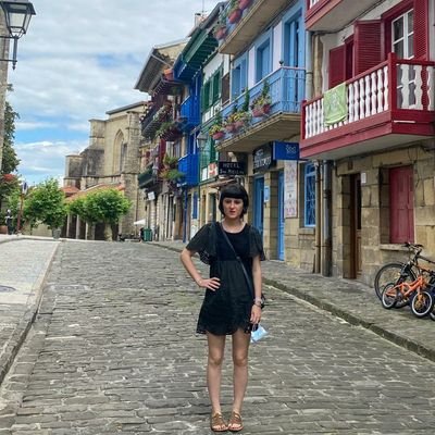 ''Esaten dut,zin egiten dut zoriontasuna eskeintzen dizut, Dantzari y masajista.Zaindu maite duzun hori!Eroriz ikasten da oinez.Hesiak gainditzen !.