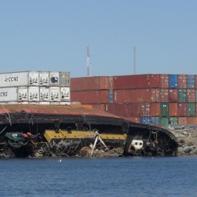 Volcado hoy frente a la exaduana de Talcahuano.