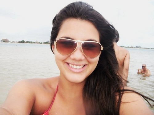 Quem quiser vencer na vida deve fazer como os seus sábios: mesmo com a alma partida, ter um sorriso nos lábios.