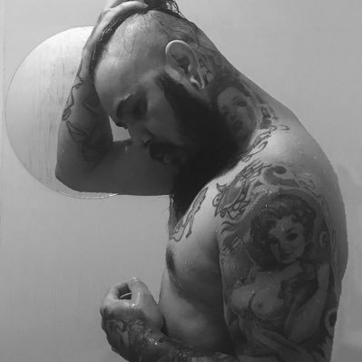TATUADOR , MÚSICO .
