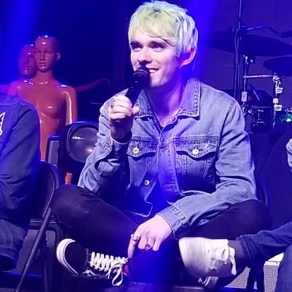 hxlyfxckinghxll's profile picture. we vibe to pop punk AND metalcore in this house