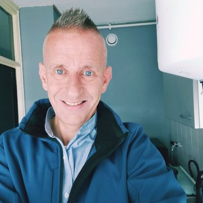 Oertie1966's profile picture. Niet links of rechts maar rechtdoor👊 Verafschuw privilege en/of slachtoffer gedrag. 
@feyenoord @gvvUnitas  Sportliefhebber. #spotify: oertie1966