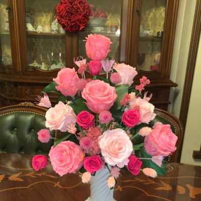 kakogawa_flower's profile picture. 兵庫加古川でフラワーアレンジメントを公民館と自宅でやっております💐体験など詳しくはご連絡どうぞ😊🌼ティータイムもございますのでおしゃべりをして楽しみながらフラワーアレンジメントを体験しましょう🌹自由参加型なのでお好きな回に参加✨実際に作った作品を載せてます😊